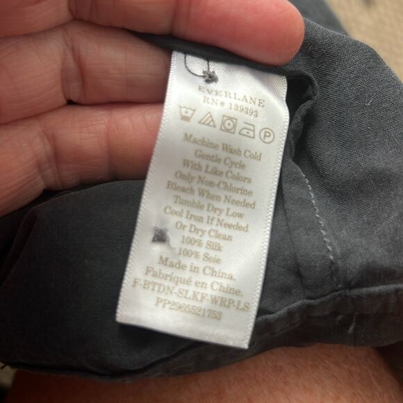 Everlane Charcoal black washable silk long sleeve Wrap Blouse size 2 - Picture 4 of 4